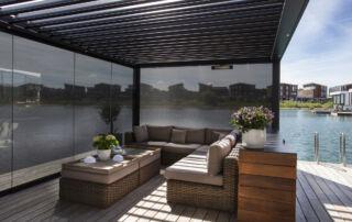 Pergola bioclimatique abritant un salon extérieur